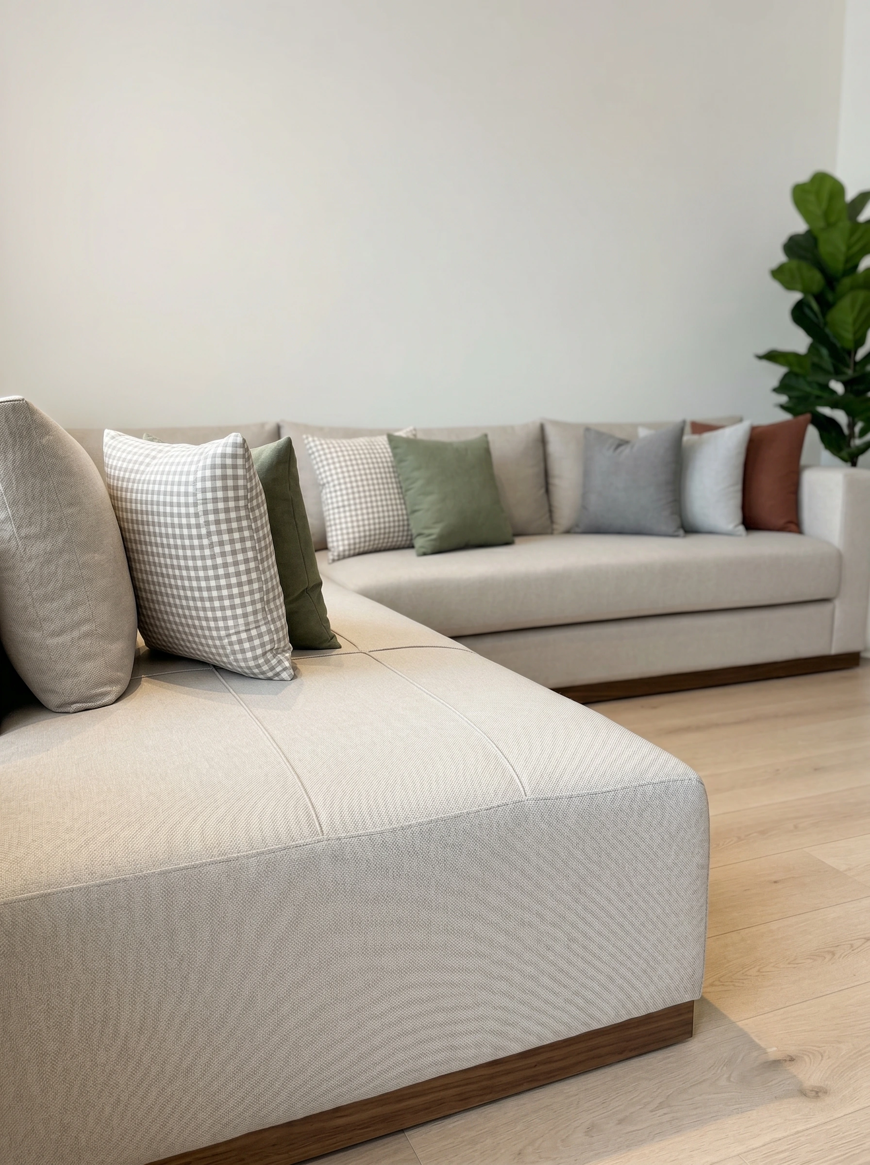 Canapé d'Angle Beige Sable — Design Minimaliste Bas de Sol | Livraison Nador & Oriental