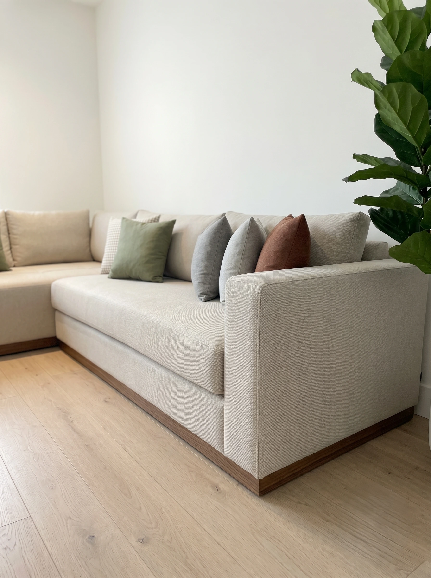 Canapé d'Angle Beige Sable — Design Minimaliste Bas de Sol | Livraison Nador & Oriental