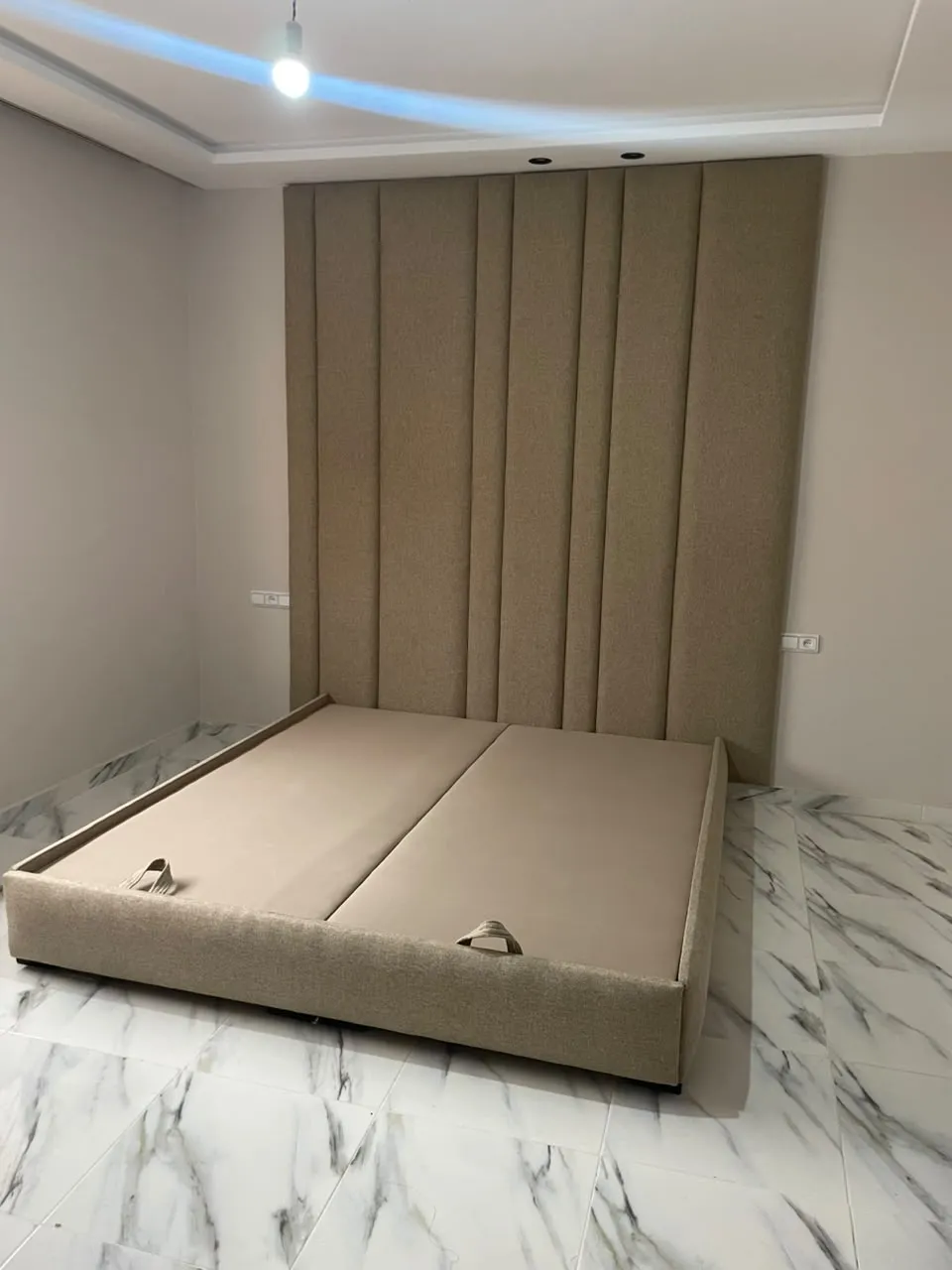 Lit Coffre sur Mesure avec Tête de Lit Cannelée